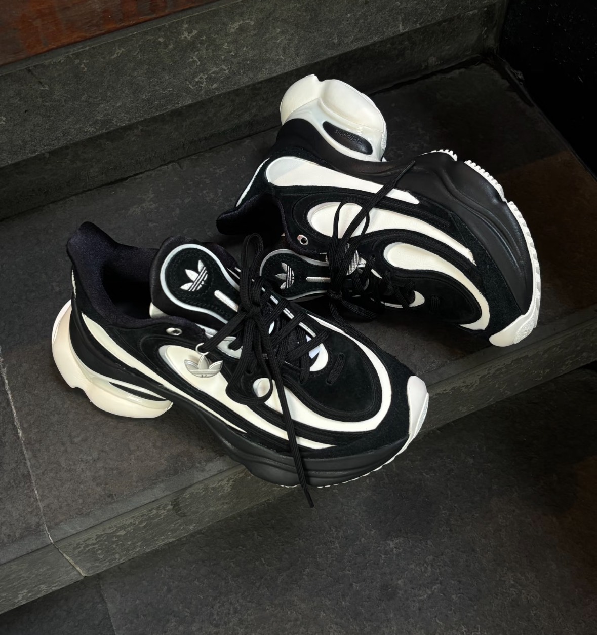 Adidas愛迪達 Originals Ozvenuz 黑白熊貓「浮蝶鞋」