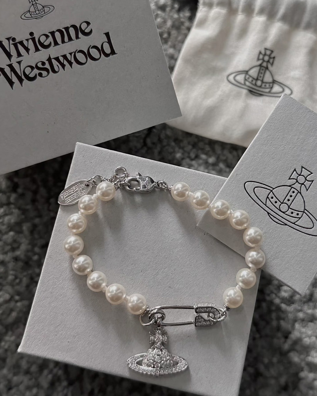  Previous Next Vivienne Westwood 經典土星珍珠手鏈