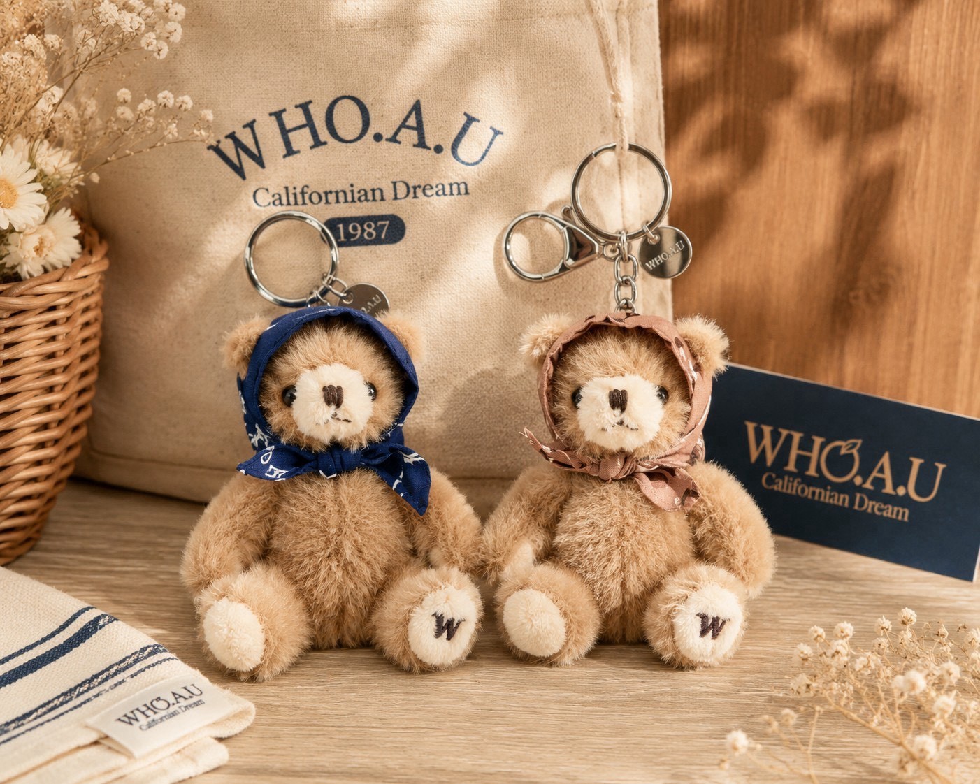  WHO.A.U Mini Fluffy 復古頭巾熊熊吊飾｜7/24 收單