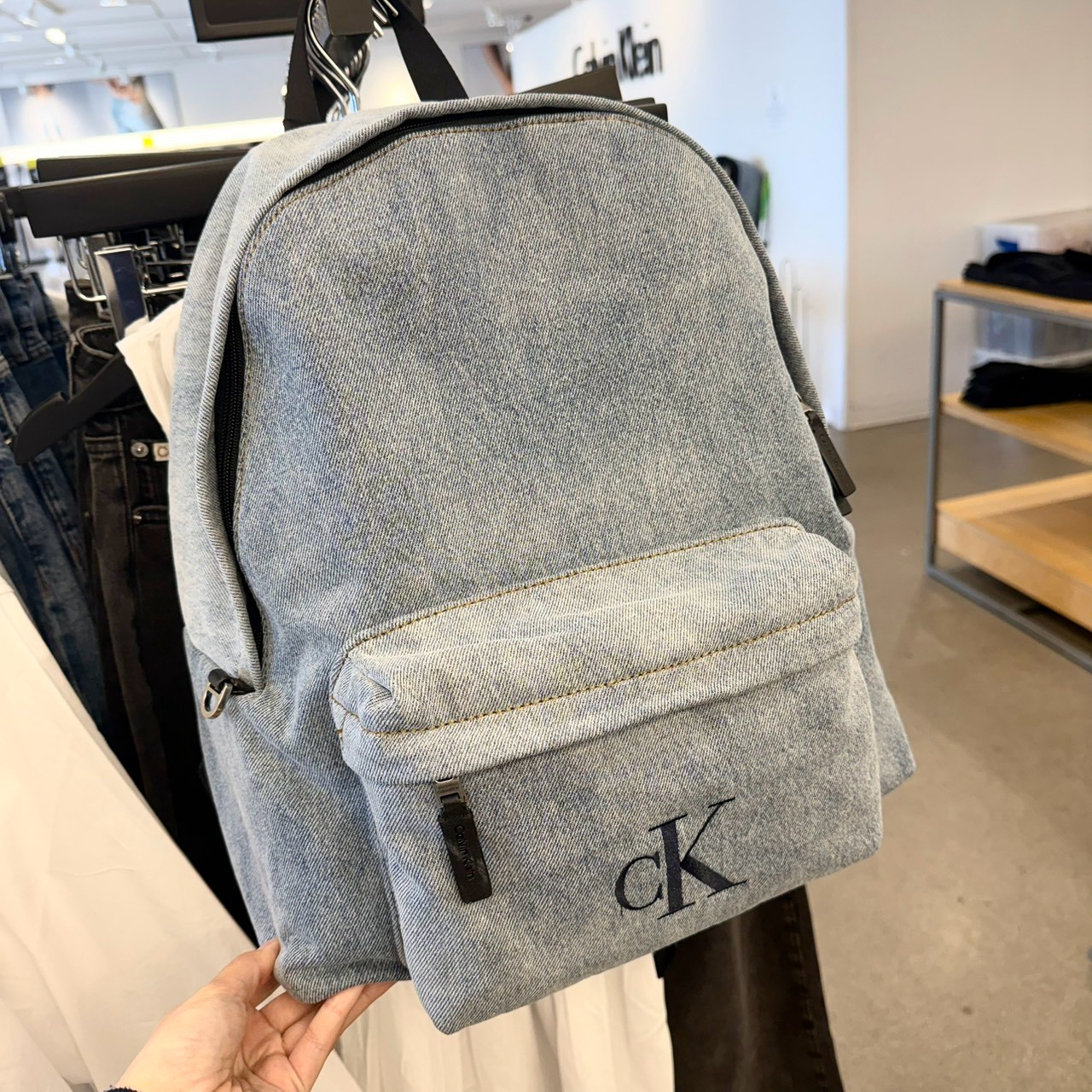 Calvin Klein 水洗單寧牛仔大容量後背包－8/2收單